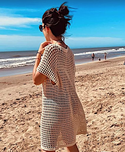 Vestido calado en color arena, en la playa